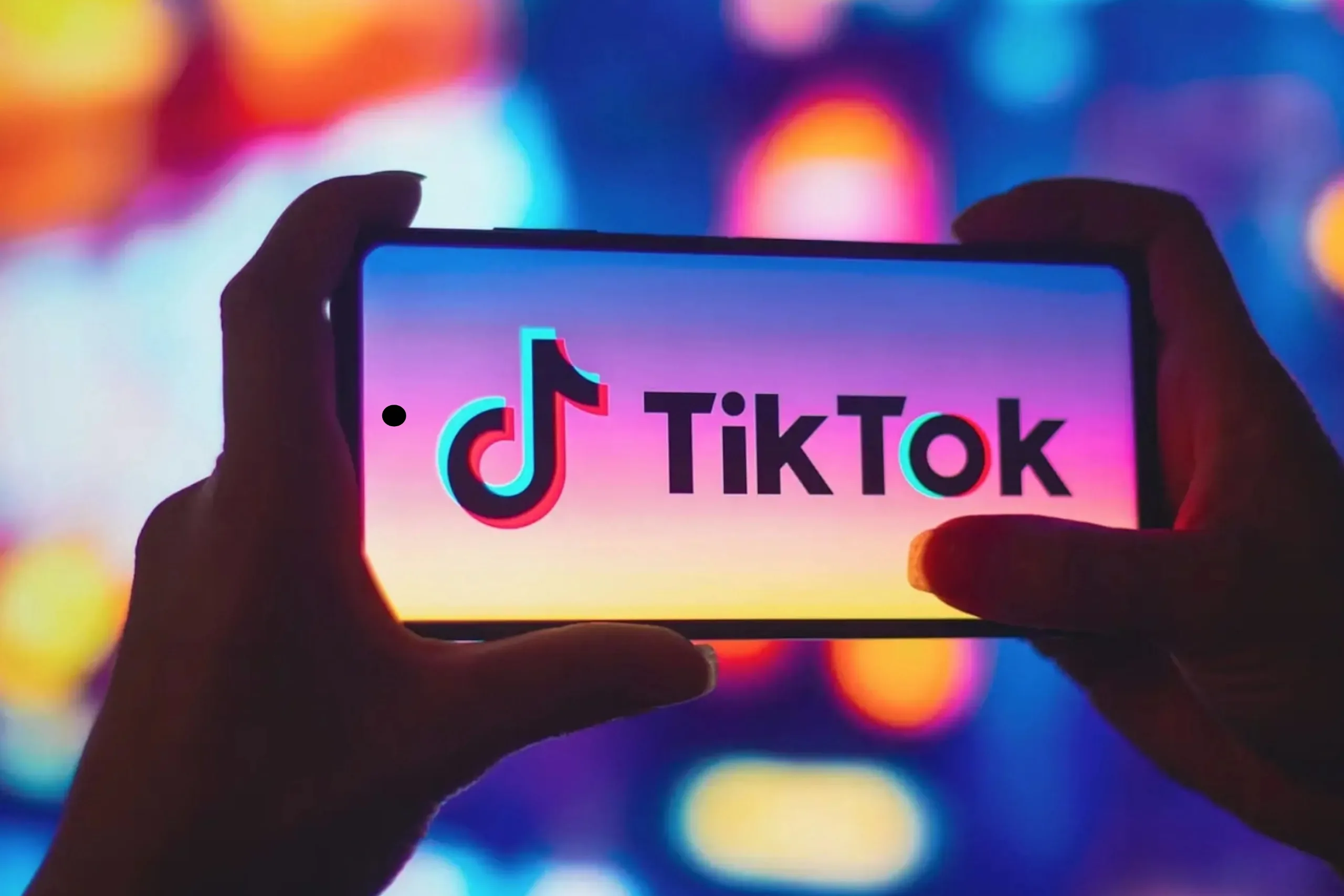 Doanh nghiệp n&ecirc;n tự x&acirc;y k&ecirc;nh TikTok hay thu&ecirc; agency?