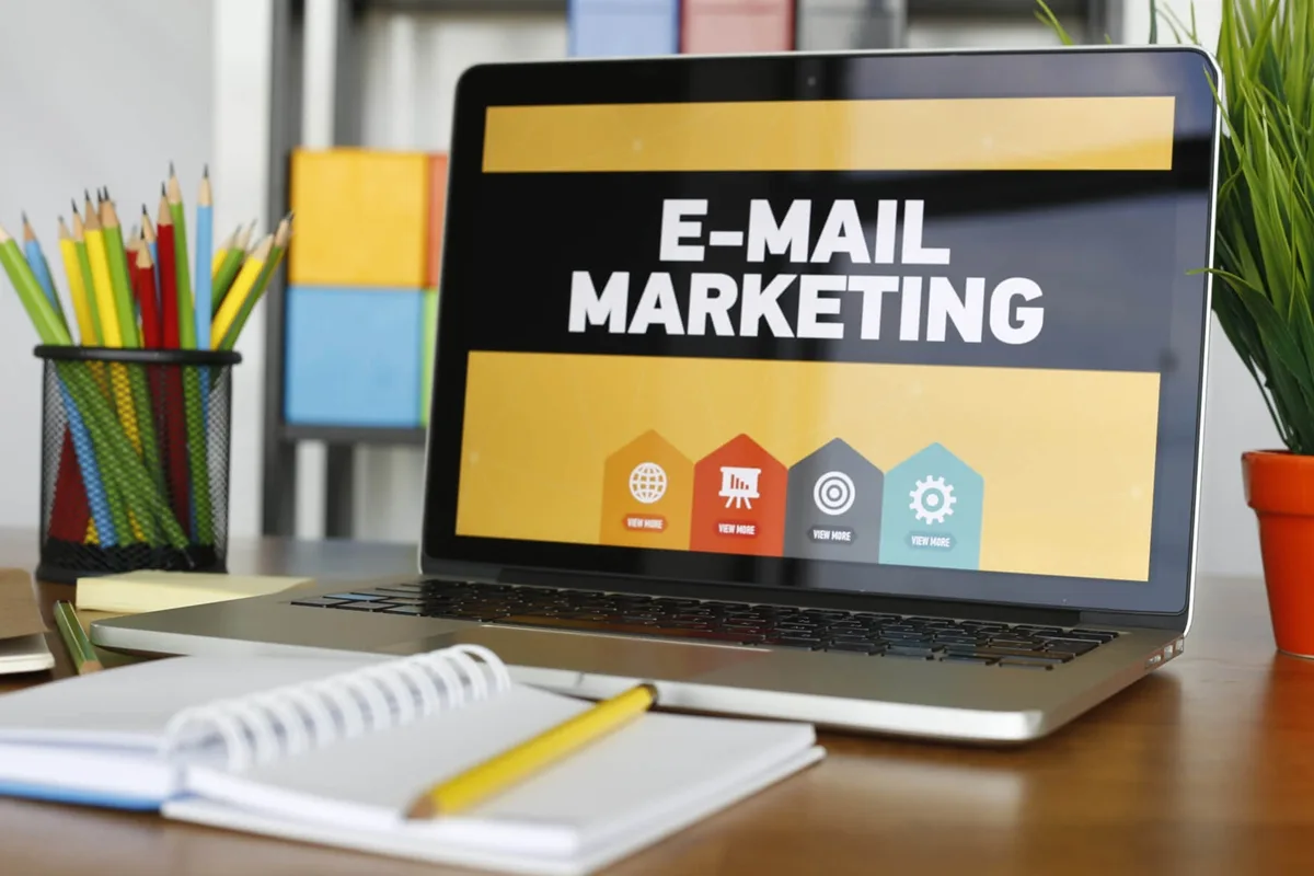 Truyền th&ocirc;ng nội bộ qua email